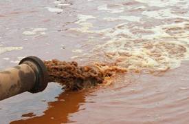 بالفيديو: أمانة بغداد تتسبب بتلوث مياه العاصمة.. تصريف المجاري في الجادرية