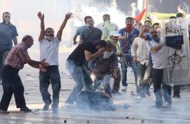 بالفيديو: محتجون أكراد يهاجمون موكب بارزاني في المانيا