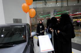 بالصور: السعودية تفتتح أول معرض للسيارات خاص بالنساء
