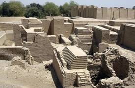 عشرات القطع الأثرية تجرفها سيول الامطار في بابل