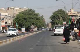 بالفيديو .. فتاة "عراقية" تسحب مسدسا على شاب بعد مضايقتها وسط الشارع