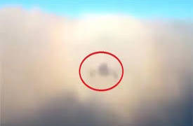 بالفيديو .. جسم غريب في السماء "يفزع" طيّارا