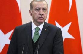 بالفيديو.. اردوغان يعامل ساسة عراقيين ككرة قدم!