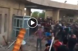 بالفيديو .. لحظة "اقتحام مبنى "محافظة ميسان" من قبل المتظاهرين وتحطيمها