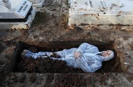 فيديو.. ينامون في القبور بعالم منغلق.. وميزانية اسرائيل في "خطر" بسببهم .. تعرف على "الحريديم"