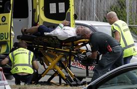 بالفيديو .. "ضرب" السيناتور الاسترالي على "الهواء مباشرة" .. بعد قوله "قدوم المسلمين الى نيوزلندا هو سبب الهجوم على المسجدين