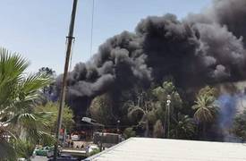 بالصور: اندلاع حريق كبير داخل كراج للسيارات مقابل مستشفى اليرموك واحتراق اكثر من 20 سيارة