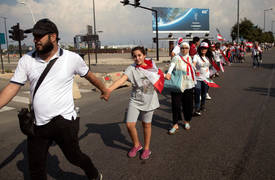 متظاهرو لبنان ينجحون بتشكيل سلسلة بشرية بطول 171 كيلومترا