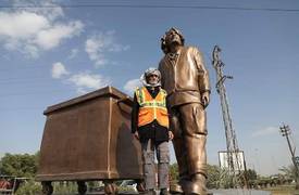 بالصور.. بلدية النجف تنصب تمثالاً لـ احد عمال النظافة في المدينة القديمة