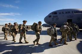 بالصور.. قوات المظليين الأمريكية تتوجه الى العراق لتأمين السفارة