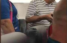شركة طيران أمريكية تطرد مسافراً طلب من مضيفة ارتداء الكمامة!