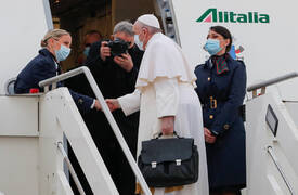 ماذا في حقيبة البابا فرانسيس؟؟ التي يصر على حملها بنفسه ؟!