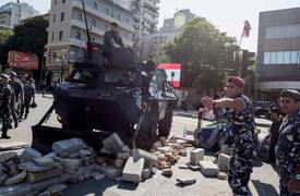 بعد اغلاقها على مدى اسبوع ..الجيش اللبناني يزيل حواجز المحتجين في بيروت