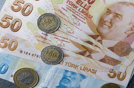 العملة التركية تهوي الى مستوى قياسي جديد