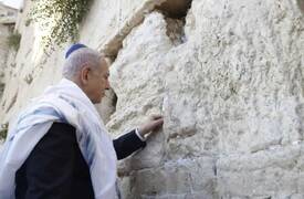 نتنياهو يصلي بالقدس من أجل سلامة ترامب