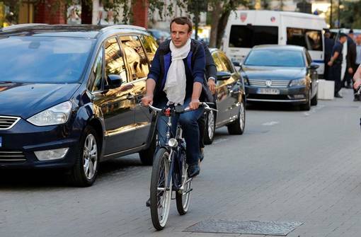 بالصور.. الرئيس الفرنسي يتجول على الدراجة الهوائية برفقة زوجته في شوارع شمالي فرنسا