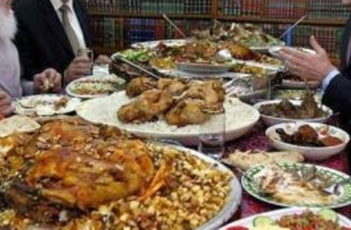 شاهد بالصورة الفرق بين مأدبة طعام سياسي الغرب والعرب