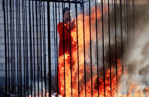 مشاهد احراقه لاتفارق من شاهد لحظات اعدامه.. فيما يعيده القضاء العراقي أمام قاتله..."الكساسبة" من جديد