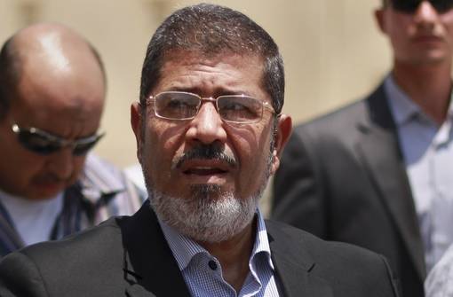 بالصورة: مواطنون يؤدون صلاة الغائب على روح الرئيس المصري السابق محمد مرسي