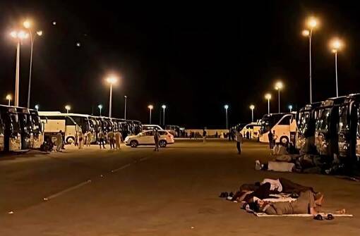 بحجة وجود مواد غير مصرح بها.. إغلاق تام لمعبر عرعر وآلاف المعتمرين يفترشون الارض