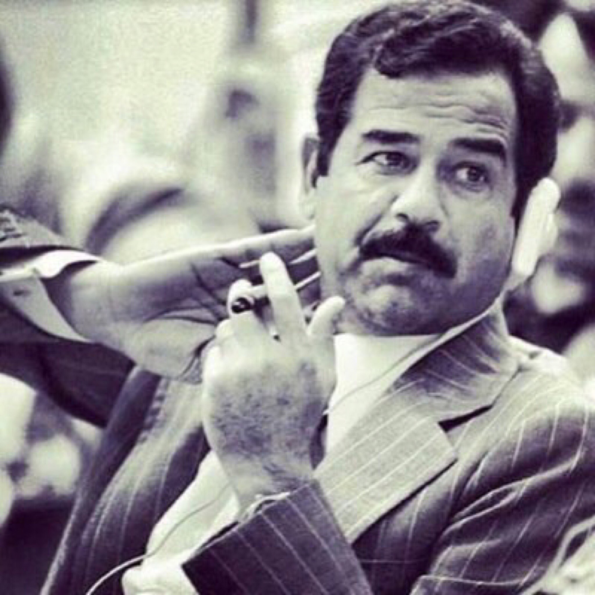 شاعر ينشد لصدام حسين بعد زيارة ترامب الاستفزازية للعراق.....